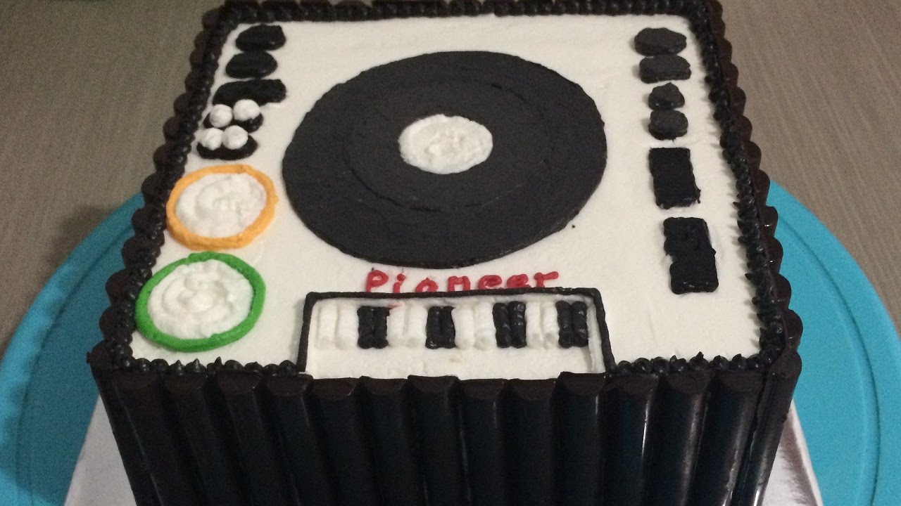 Cake for Dj's be like...🎧🎶😎🤘🏻🖤 Whipped cream cake with fondant  accents on top 😍 Flavour - Red velvet . . #customized #personalised #dj… |  Instagram