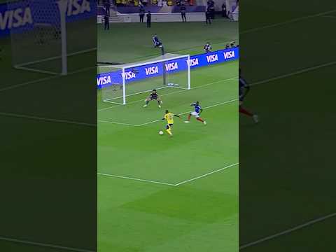 Sadio Mane delivers from a tight angle ????