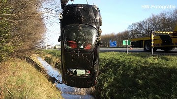 Automobiliste belandt op de kop in sloot langs A28
