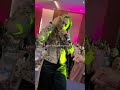 ياسمين عماري تغني و ترقص في حفل