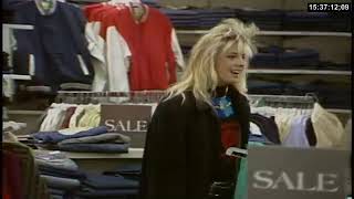 Shopping for clothes at a mall in 1989 screenshot 3