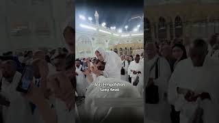 Gendong Ibu Tawaf Keliling Kakbah, Pria Ini Bikin Jamaah Takjub