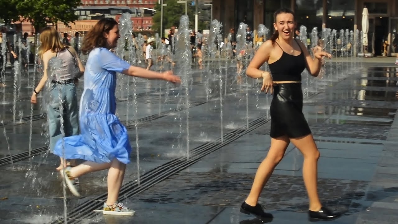 Fountain, girls, funny and wet dresses and skirts!/Фонтан, девушки, веселые и мокрые платья и юбки!
