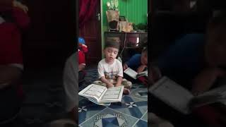 Anak membaca al quran sedang tertidur ...
