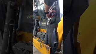 reemplazando el conector del hidráulico de un John Deere