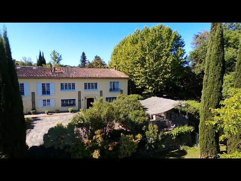 [vidéo drone] Très beau Domaine 19° avec piscine aux portes de Carcassonne