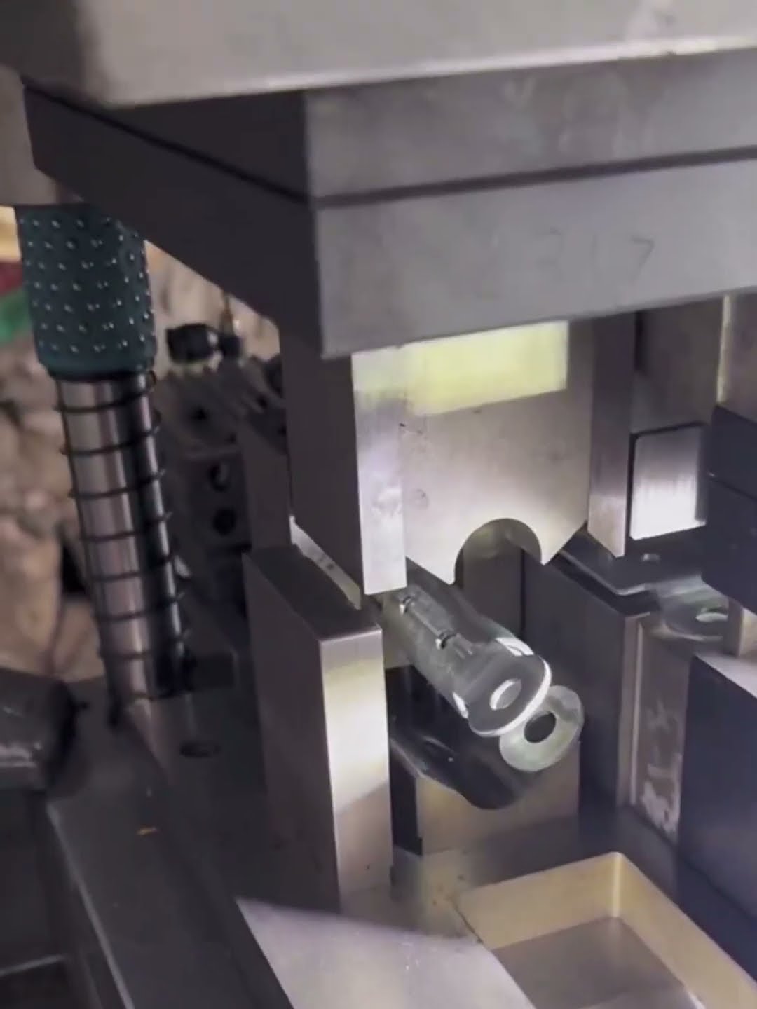 Wire clasp bending mold- Good tools and machinery make work easy