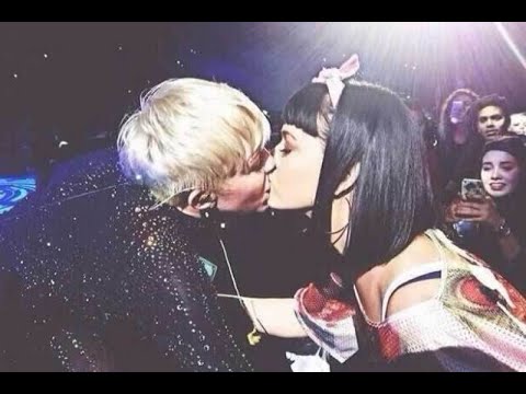 Miley Cyrus besa en la boca a Katy Perry