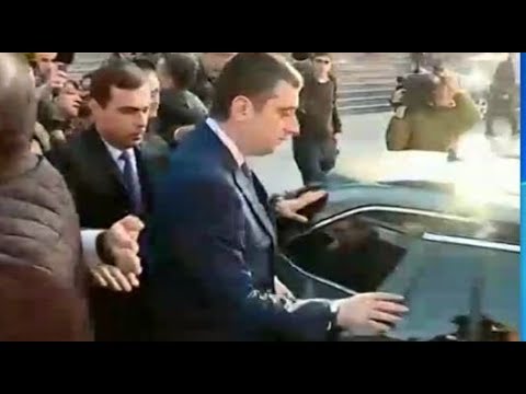 გიორგი გახარიამ ჟურნალისტების არც ერთ კითხვას არ უპასუხა და დაცვის თანხლებით დატოვა ტერიტორია