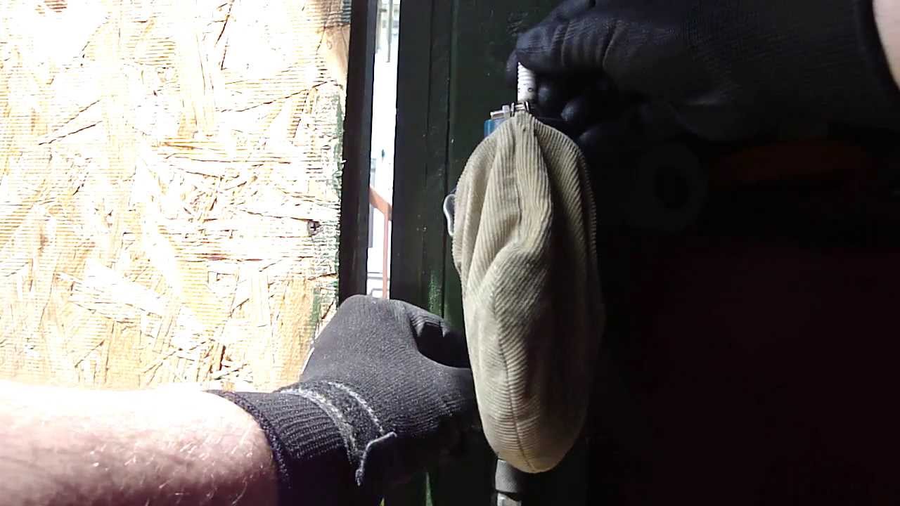 Pneumatic spark plug cleaner