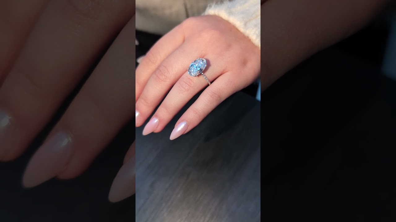 5,1ct Oval lab diamond floating on a yellow gold band  