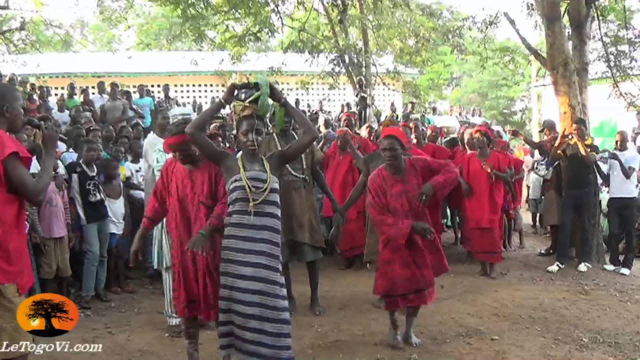 OVAZU 2013 : Danse traditionnelle du groupe des ASSAFO de Benali dans l'Akposso[6/12/13]