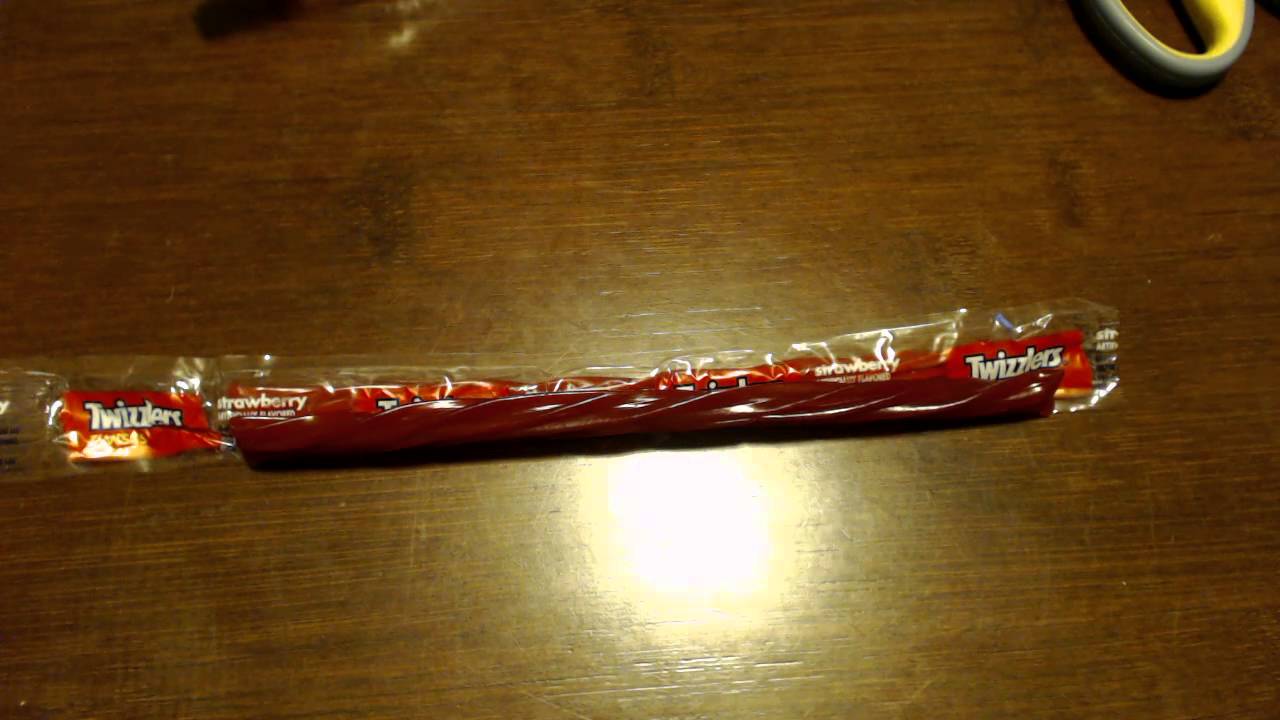 アメリカのお菓子レビュー#12 トゥウィズラー (Twizzlers) - YouTube