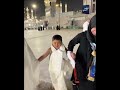 نام وهو ماشي في الحرم مشهد غريب لولد صغير بلبس الإحرام