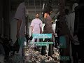 ЗАСЫПАЛИ МОДЕЛЕЙ МУСОРОМ НА НЕДЕЛЕ МОДЫ