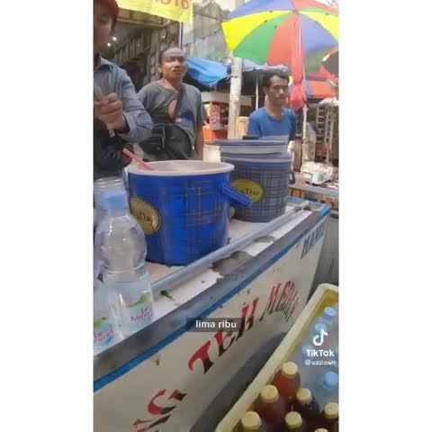 Video Haru Pedagang Senyum Diberi Hasil Foto Candid-nya, Netizen: Bahagia Itu Sederhana