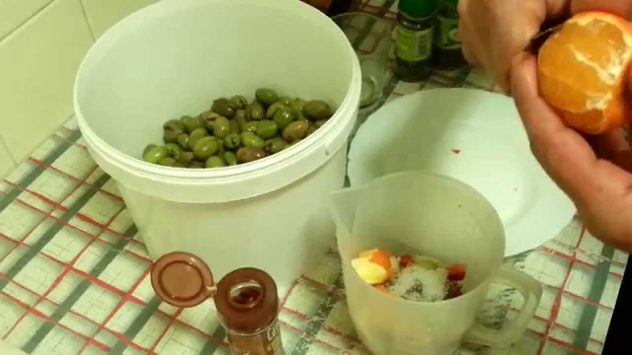 Alinar aceitunas partidas caseras