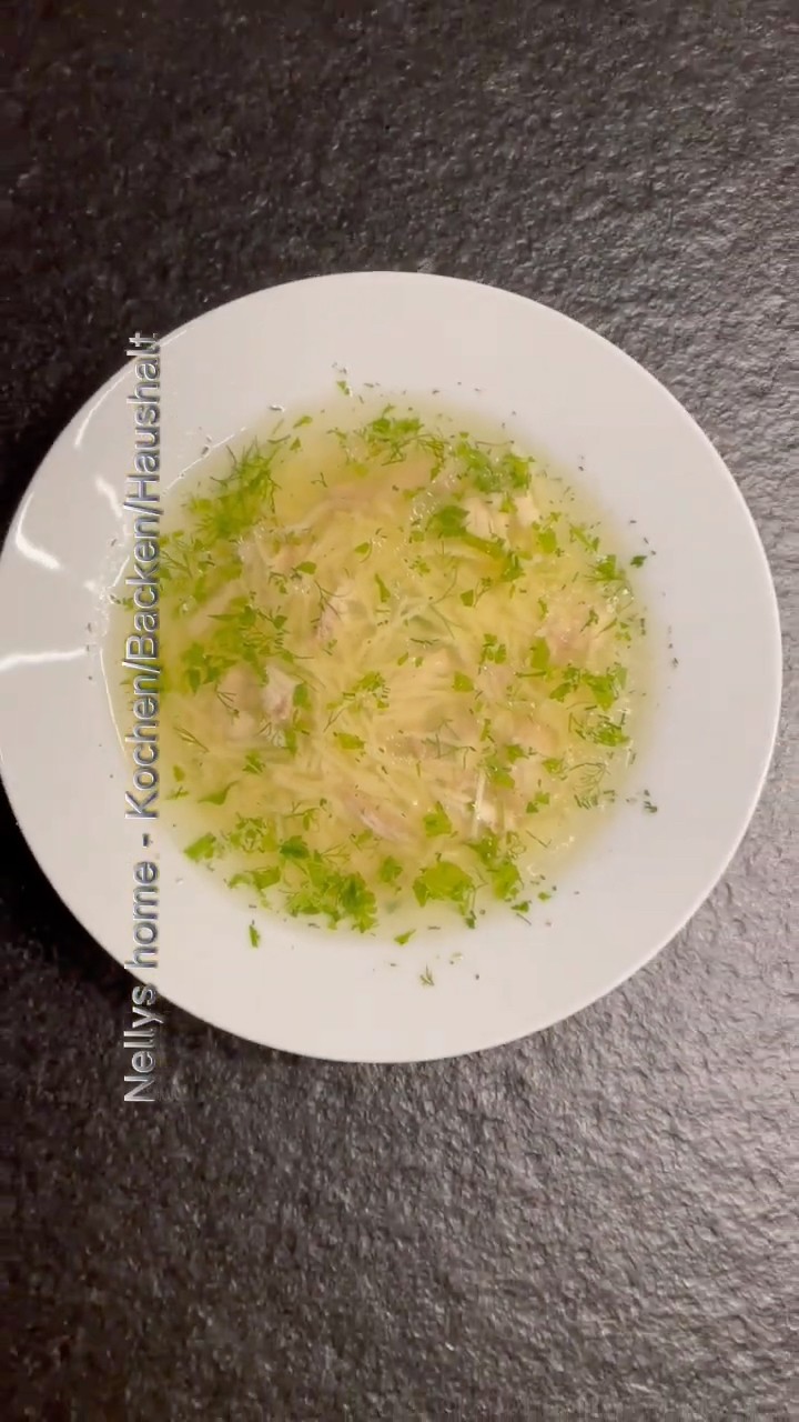 Kräftige Hühnerbrühe mit nur wenig Fleisch / Hühnersuppe bei ...