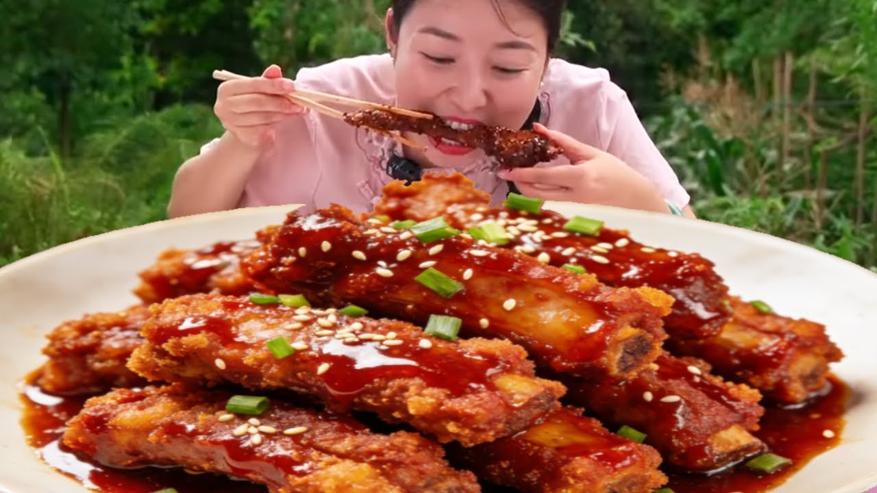 小雨弄个香辣干锅排骨，先卤后炸，拌上老干妈，整根抱着啃真过瘾 