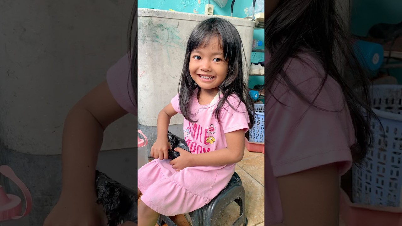 Ayana bermain waterbeads 