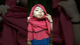 Bocah Lucu Pakai Jilbab Sendiri