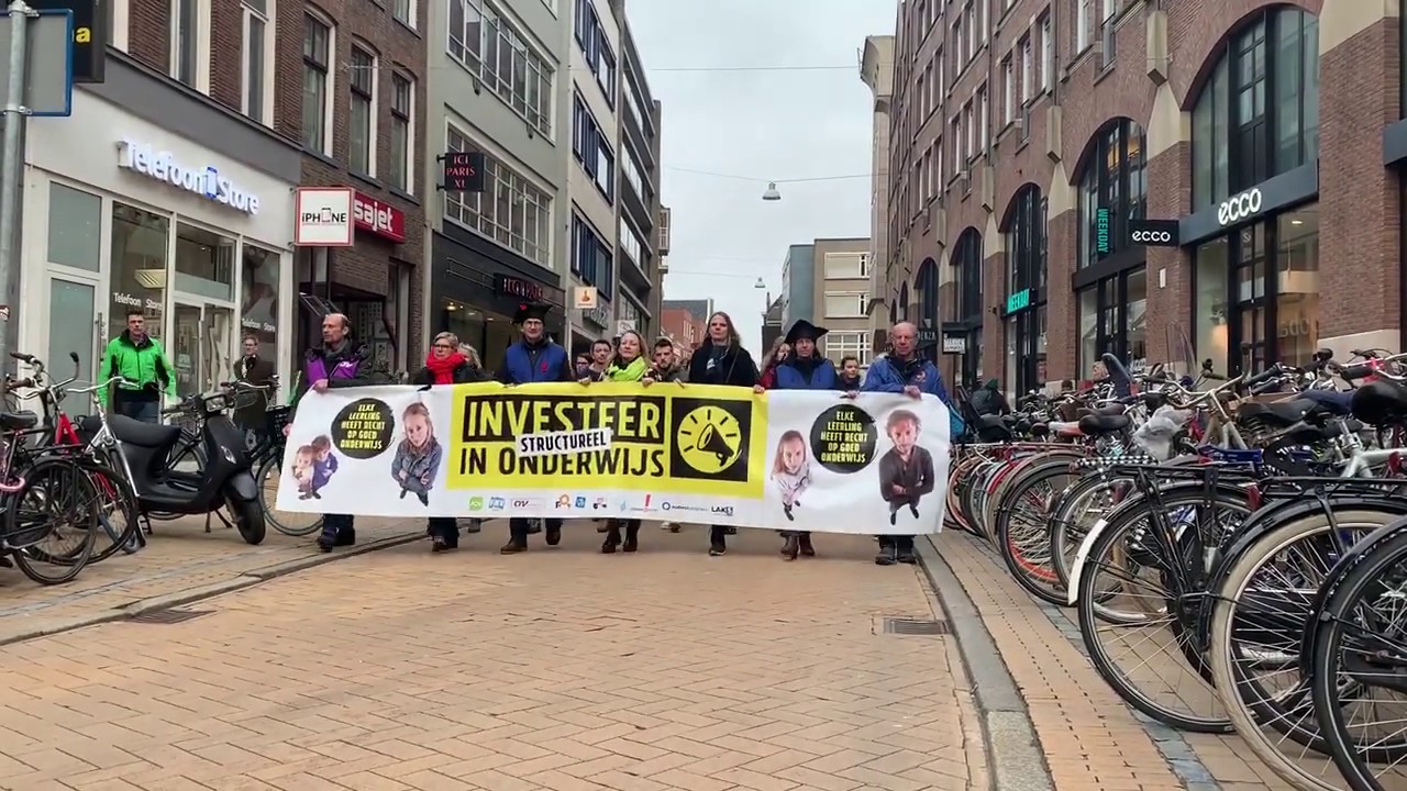 Onderwijsstaking in Groningen. Protesttocht