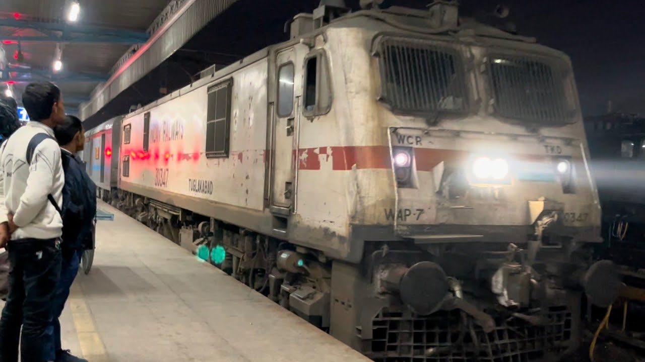 12415 Indore New Delhi Intercity SF Express Arrival From Ujjain Junction #train #love #railway 