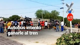 ¡INCREÍBLE! Autobús de pasajeros intenta ganarle al tren; terminó el el suelo dejando heridos by Azteca Noticias 13,718 views 5 hours ago 1 minute, 35 seconds