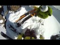 Un skieur chute du sommet d une montagne