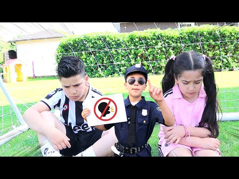 الشرطة تعلم غزل وتيم سلوك وقواعد كرة القدم في ملعب الأطفال 