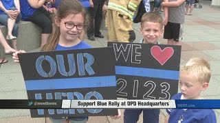 Hundreds Turn Out to Support Blue