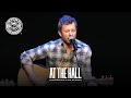 Capture de la vidéo Dierks Bentley: 'I Hold On,' Performance And Story Behind The Song