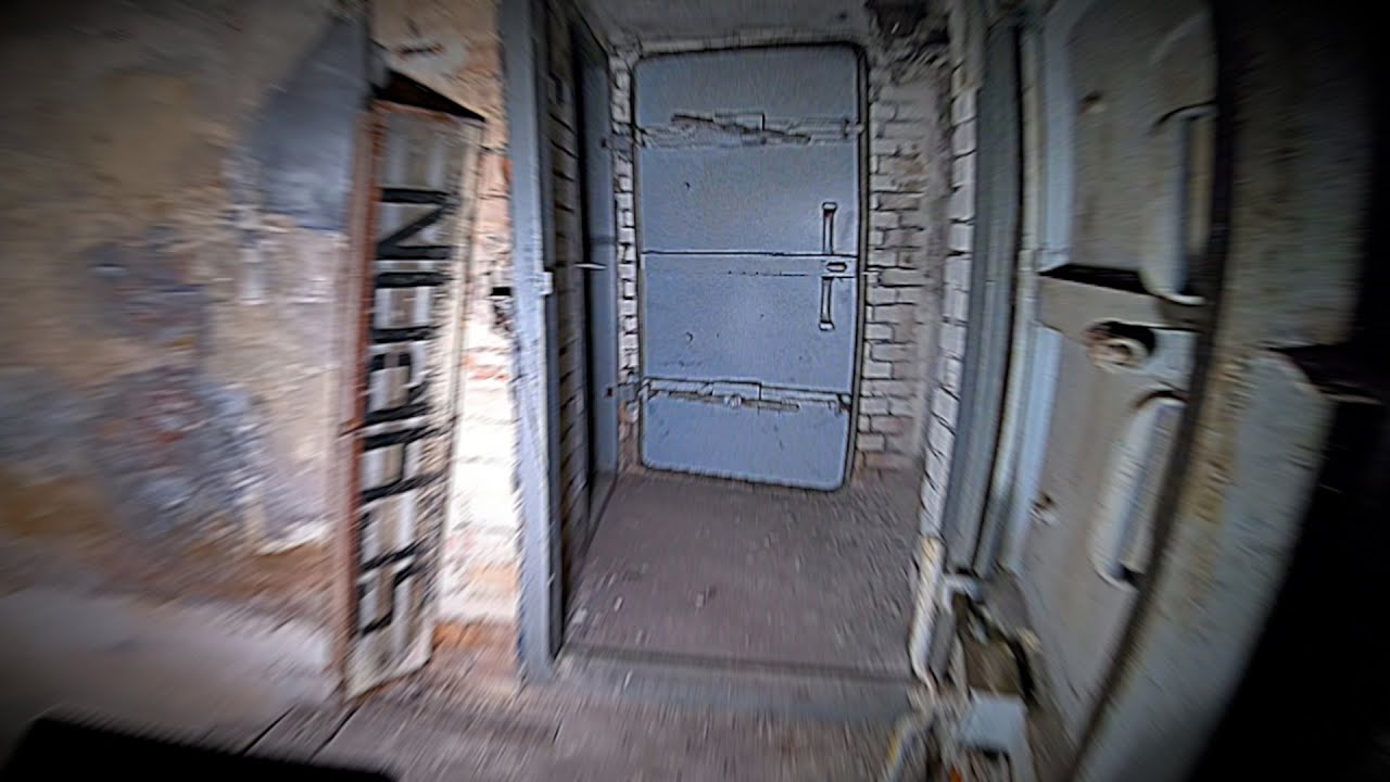 OPUSZCZONY SCHRON POD FABRYKĄ BRONI | Blox