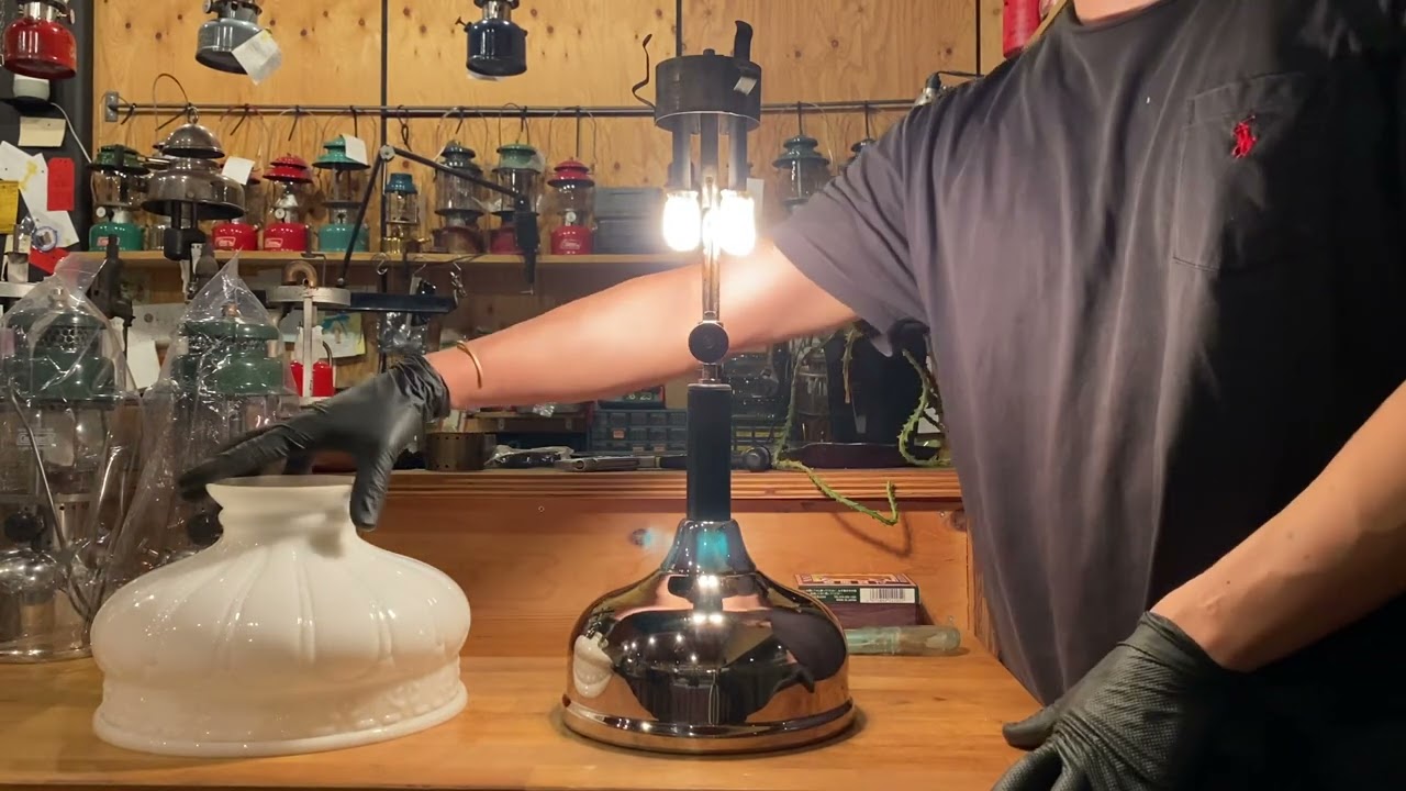 1919〜1925 Coleman US CQ vintage table lamp light 点火動画 - YouTube