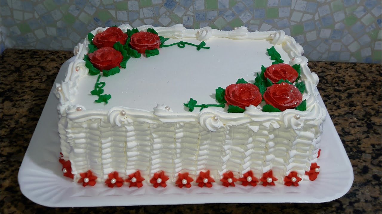 bolo decorado com chantilly vermelho e branco  Bolo vermelho, Bolos  decorados com chantilly, Bolo confeitado quadrado