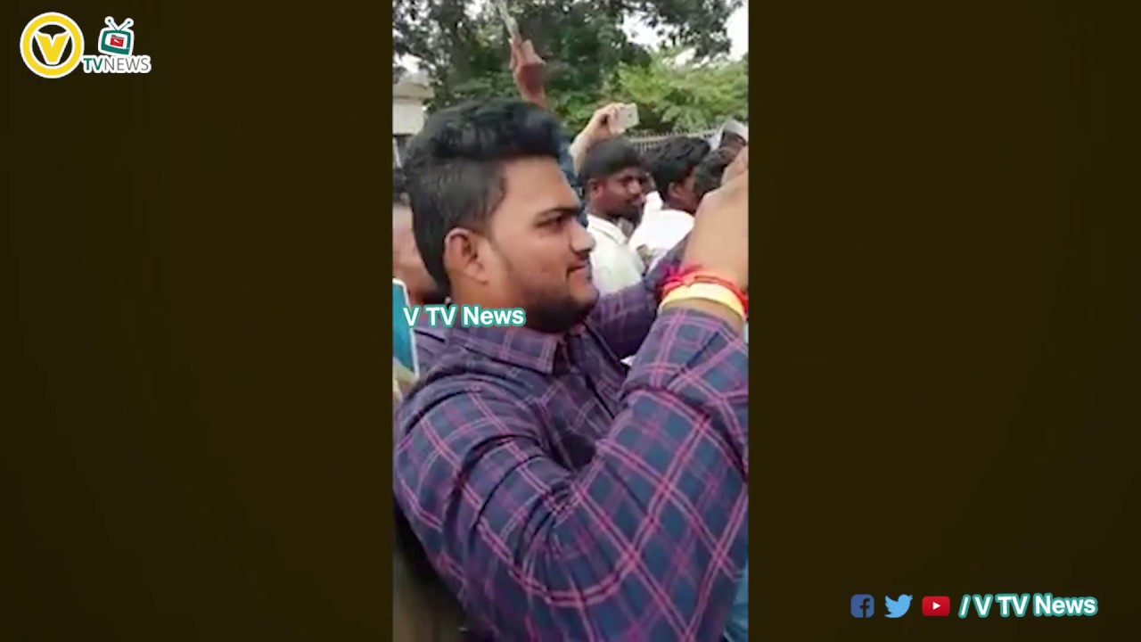 Jr Ntr Fans Emotional At NTR House | Fans Hungama Near Jr Ntr House| Aravinda Sametha Fans Reactions