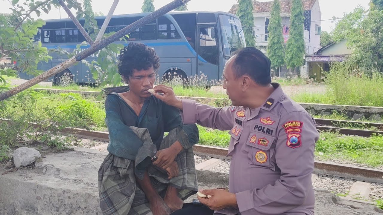 SEMPAT TINGGAL DIKANDANG KAMBING KINI KELUARGA MENCARI KETEMU DIJALAN DIANTARKAN PAK POLISI PULANG