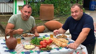 Download Lagu Een schotel gemaakt van KOEIENSTAARTEN. Vlees in een ketel. MP3