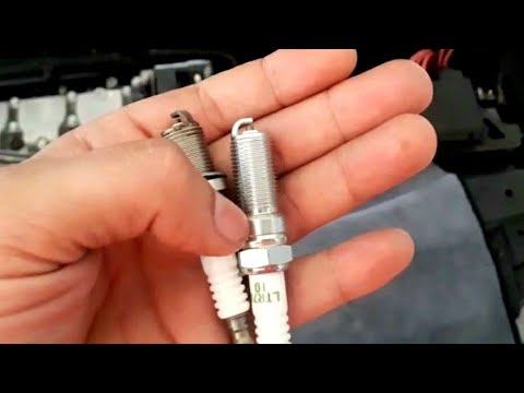 Vídeo: Como você aperta as velas de ignição sem uma chave de torque?