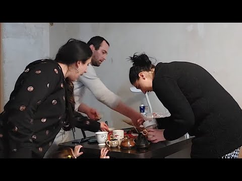 მე და ელენე ვყიდულობთ ტკბილეულს და ვადუღებთ ყავას