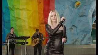 Zara Larsson - Love me land - Live from subway station in Stockholm Resimi