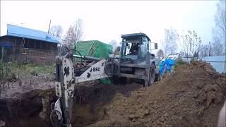Трактор Terex копает яму под кессон скважины