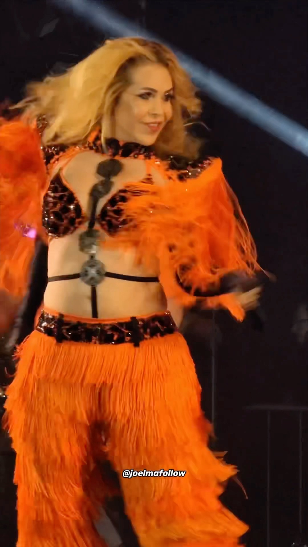 Joelma dançando feliz com sue figurino de franjinhas