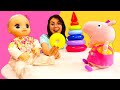 ¡Construimos una pirámide de aros de colores con Alive! Juegos para bebés. La muñeca bebé Alive.