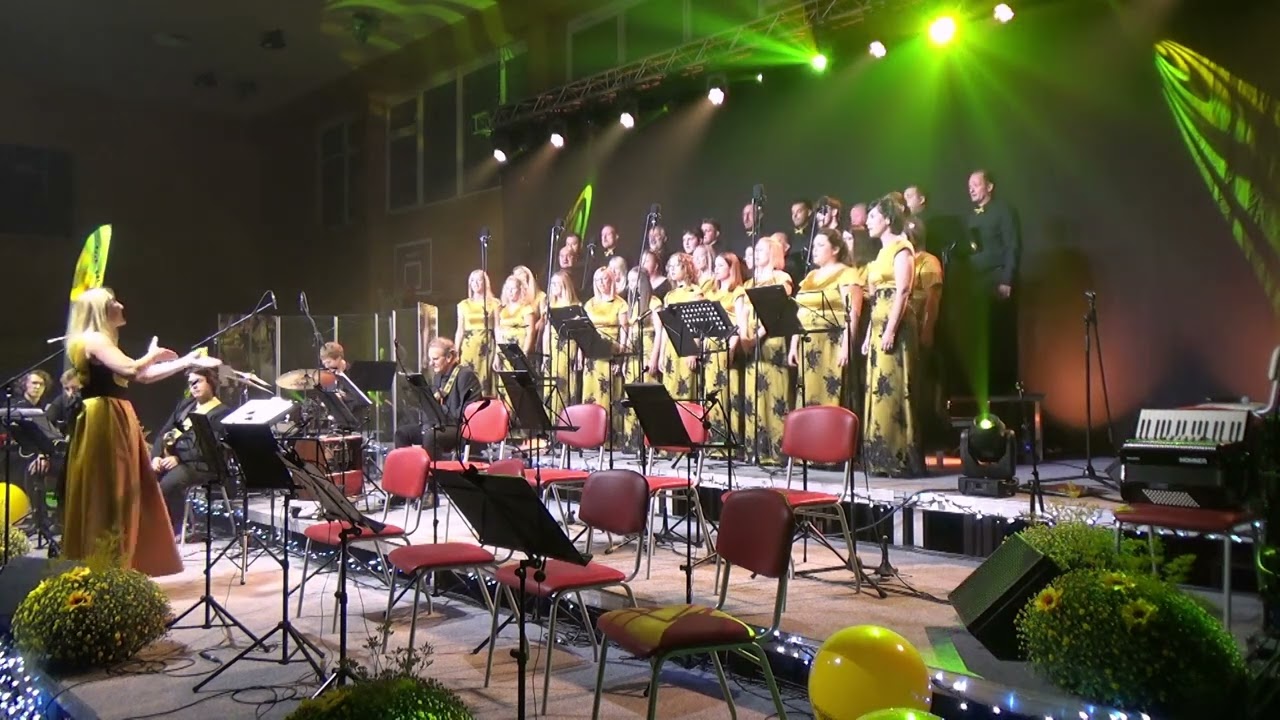 Na soncu, ob 25. obletnici delovanja MePZ Sonce, zborovodkinja Andreja Ocvirk