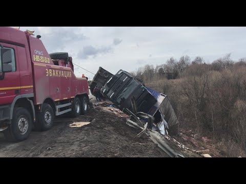 Видео: Груженый DAF жестко улетел в кювет. Лежит на крутом склоне./ Грузовой эвакуатор.