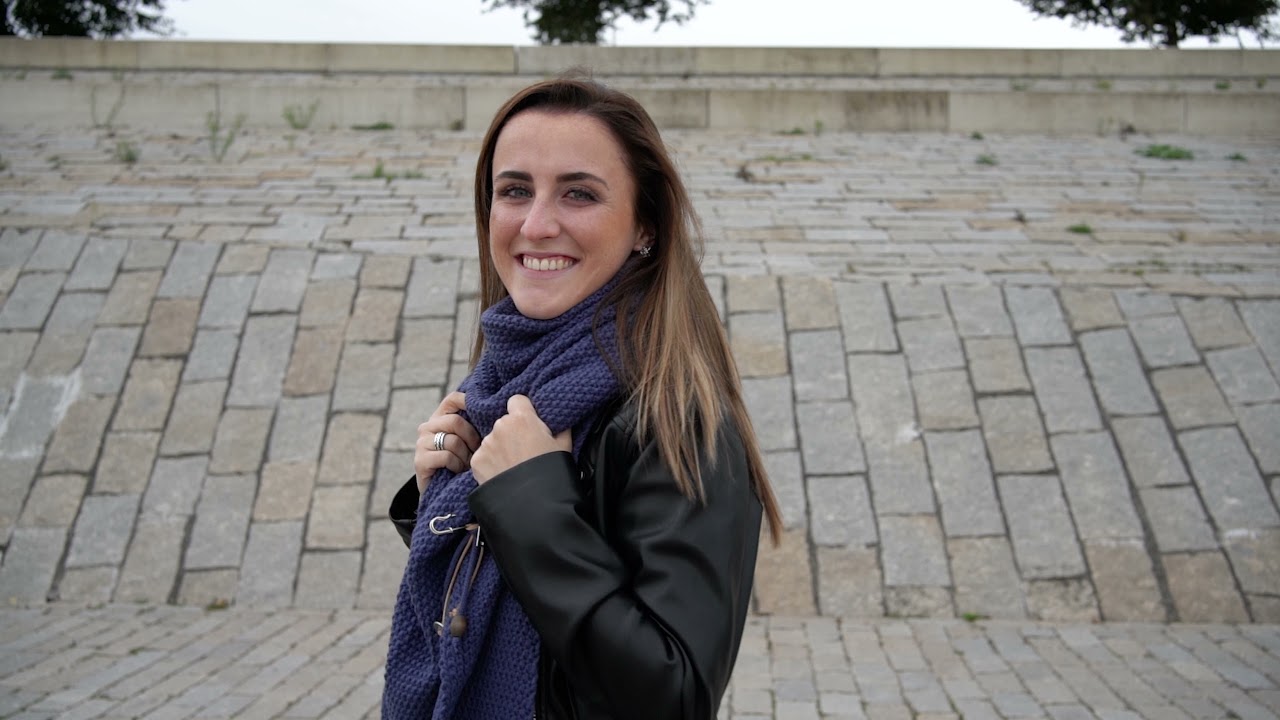 Coco triangle scarf - Capri blue - Knitted XXL shawl - Our fan favorite - All season | Knit Factory