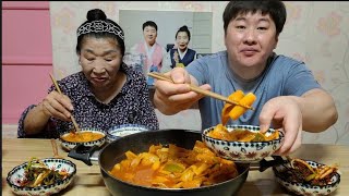 ☆매콤한 떡볶이. 떡이 쫄깃쫄깃한게 살아있네~ 맛은있는데 뜨거워 죽겠네~!!