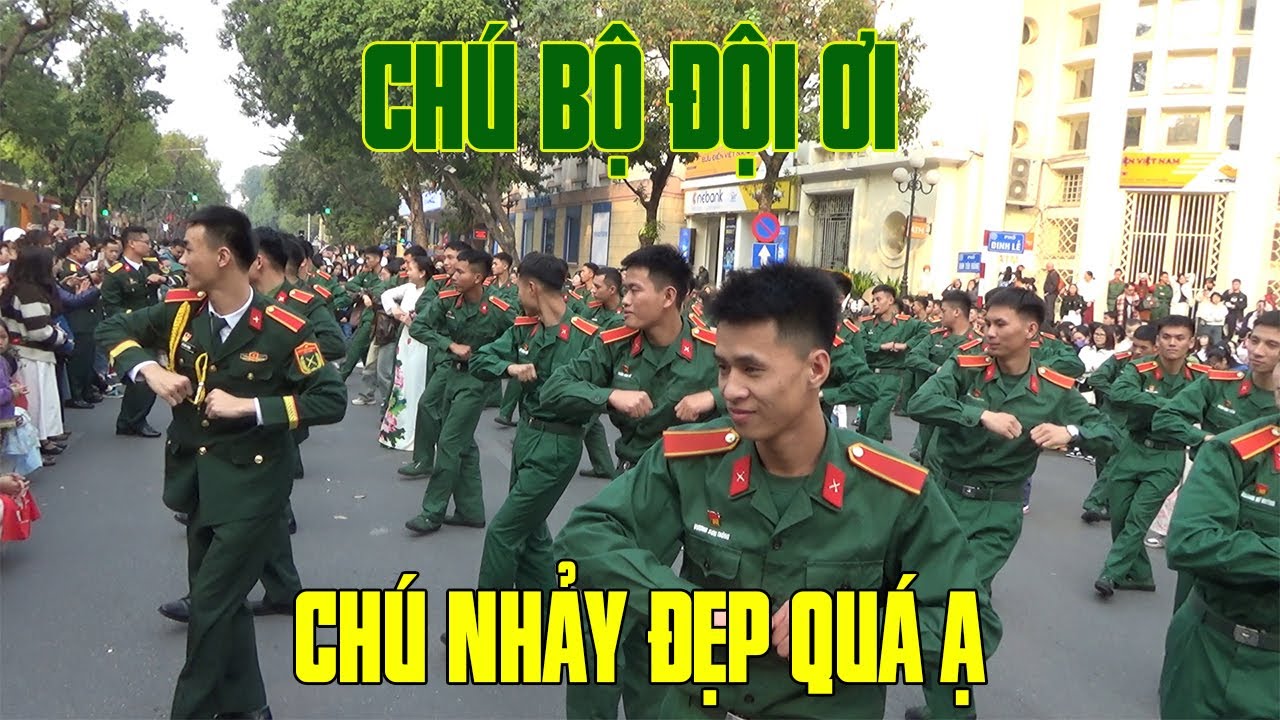 CHÚ BỘ ĐỘI ƠI... CHÚ NHẢY ĐẸP QUÁ! - Nhân dân ở Phố đi bộ Hồ Gươm và Bộ đội Cụ Hồ cùng nhảy quân vũ