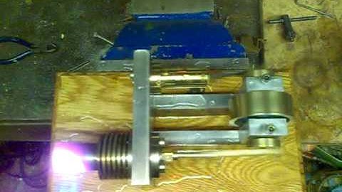 Very high temperature differential stirling engine